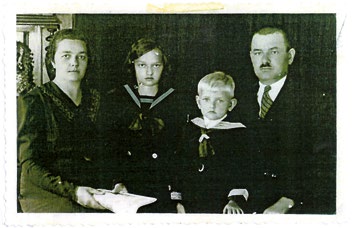 1936 37. év Édesanyám: Hajdú Mihályné Ravasz Erzsébet, (én), öcsém: Hajdú Mihály (Misike), édesapám: Hajdú Mihály Orosháza, Zombai u. 8. (most 10.