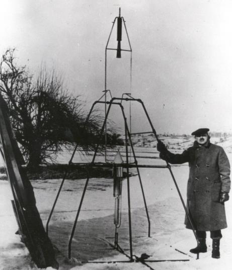 1. Bevezetés és történeti áttekintés - Dr. Robert Goddard (1882-1945, amerikai) Kiváló elméleti és gyakorlati szakember több, mint 200 szabadalommal. 1926. Március 16.