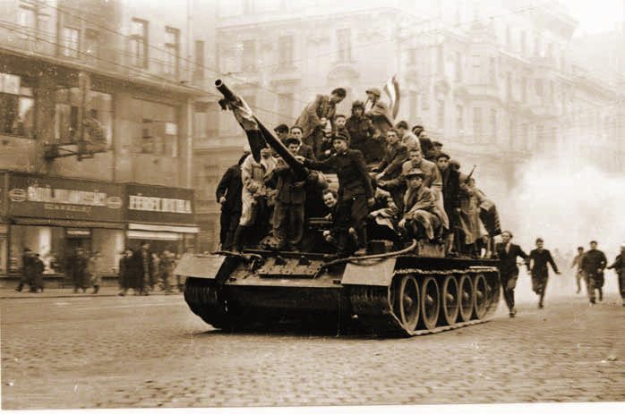 A hazáért mindhalálig 1100 éve 472 473 MAGYARORSZÁGON MINDEN ESZKÖZ BEVETHETŐ 1956 Nemzetőrök és katonák egy szovjetektől zsákmányolt T 54-es harckocsin képzelésekkel és intézkedésekkel szöges