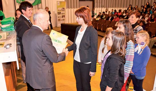 Environmentálna výchova a vzdelávanie Na Slovensku je 91 Zelených škôl Titulom Zelená škola a vlajkou medzinárodnej siete Eco-Schools sa od 11. októbra 2012 môže pýšiť ďalších 34 škôl.