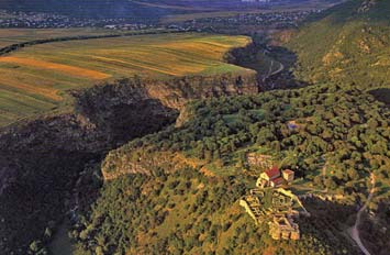Environmentalistika Monte Circeo a Altamura (-250 tis.) v Taliansku, Krapine (-100 tis.), Vindiji a Veternici v Chorvátsku, Levallois (-190 tis.), jaskyni La Roche a Pierrot v Saint-Césaire (-37 tis.