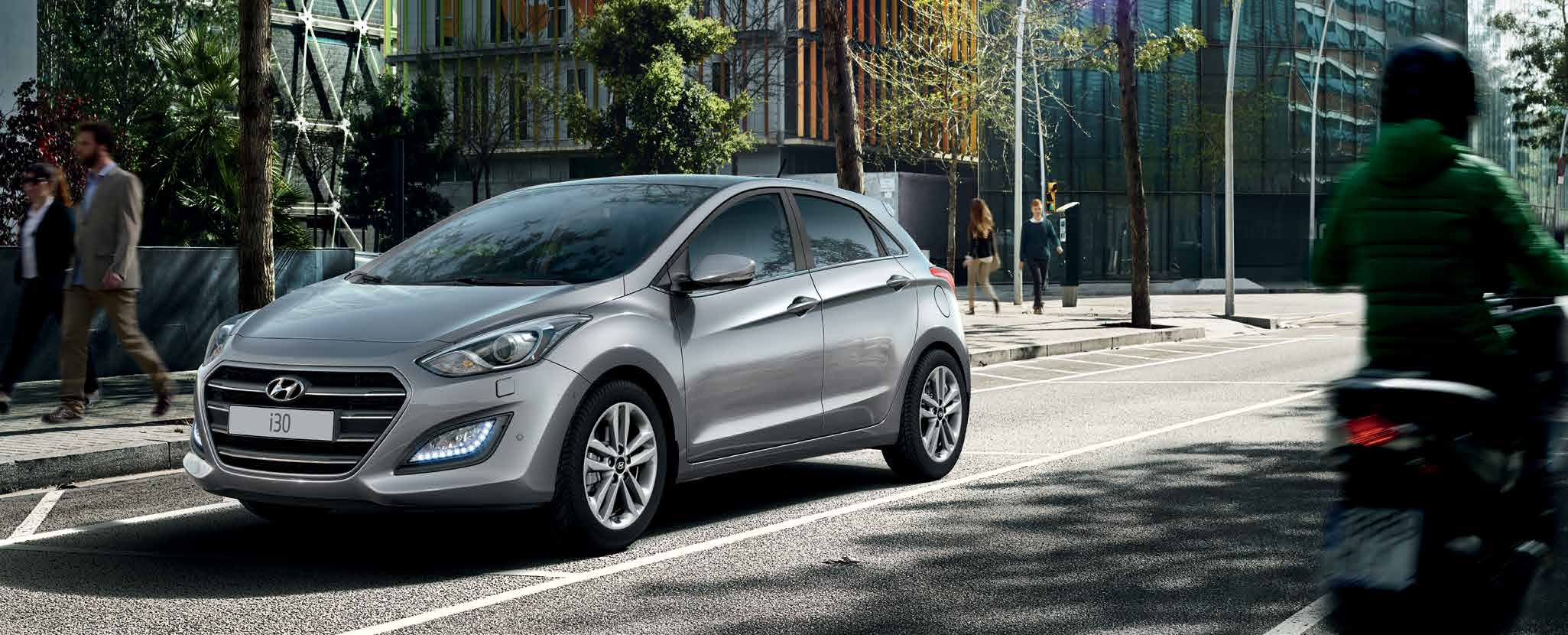 Határozottan dinamikus. A megújult i30. Az első benyomáshoz mindenekelőtt lenyűgöző megjelenésre van szükség. A megújult Hyundai i30 erőteljes, karakteres formaterve első pillantásra szembetűnő.