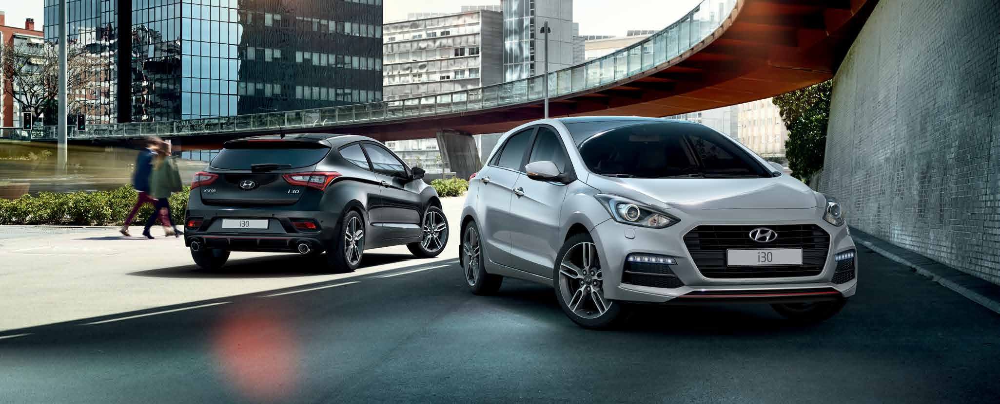 A sportosság új mércéje: az új i30 Turbo. Az új i30 Turbo rögtön felismerhető fekete hűtőmaszkjáról, piros díszítő betéteiről, iker-kipufogójáról és merész, 18 collos könnyűfém keréktárcsáiról.