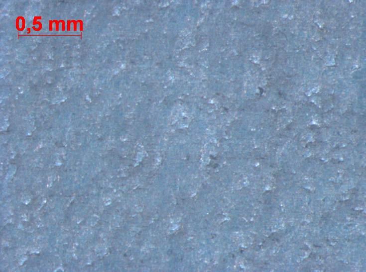 4. Fejezet Laboratóriumi kísérletek Hasonlóan elégtelen hegedésre példa a 65. ábrán mutatott felvétel, amelyet egy Zeiss Discovery V12 típusú sztereo mikroszkópon készítettem. 65. ábra Alacsony hengerlési hőmérséklet miatt elégtelen kötés nyomai a maglemez felületén A darab a II.