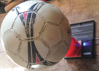 42 flültkről (például különfél stadionokban) azonos maassára pattanjon vissza 3 A TANULÓK TEVÉKENYSÉGE Ez a tanysé két részből áll: a labdában lévő áz töménk és a labda blső nyomásának méréséből,