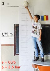 44 3 2 2 A kísérlt Ljtjük a labdát y adott maassáról (h 1 ), zután fljyzzük a visszapattanás után lért maassá értékét (h 2 ) Ezkt a maassáokat a vidókon is mmérhtjük 4 1 2 Példa az idális ázok
