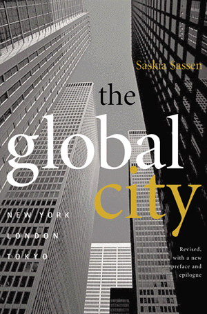 Saskia Sassen (1991) The Global City: New York, London, Tokyo A globális városok: - élen állnak a világgazdaság irányításának szervezésében; - elsődleges célterületei a pénzügyi szervezeteknek, és a