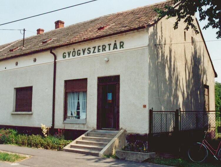 Gyógyszertár Az ipar fejlődésébe a második világháború, és az azt követő rendszer nagy törést idézett elő.