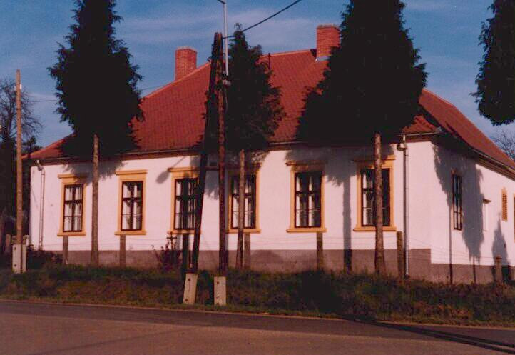 A plébánia épülete 2001: Kivilágították a templomot. 2001. március 22-én tartott képviselő-testületi ülésen Papp Ferenc a családja nevében felajánlotta, hogy a Papp család (özv.