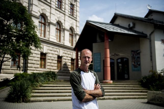 Seress Zoltán, a Bárka Színház igazgatója nem tudta megmenteni az intézményt Forrás: Origo Az év elején még arról szóltak a hírek, hogy megmenekülhet a Bárka, hiszen a józsefvárosi önkormányzat
