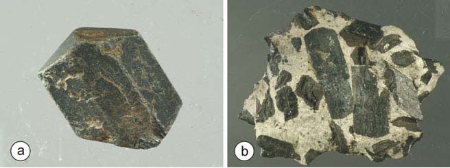 Kőzetek és talajok Magmás kőzetek összetétele (Siegesmund, Török, 2011) sötét t színű kőzetalkotó ásványok piroxén amfibol olivin