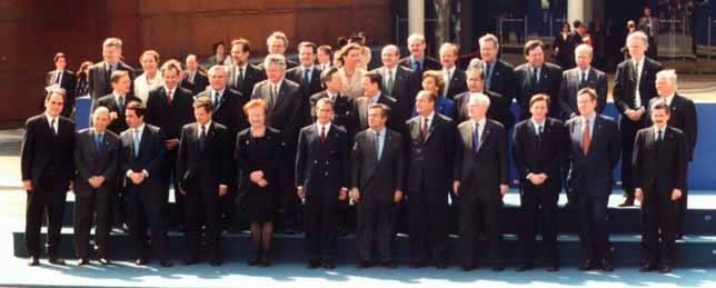 Az Amszterdami és a Nizzai Szerződés Az Európai Tanács 1996. márciusi torinói ülésén a kormányközi konferencia megbízatást kapott a Szerződés felülvizsgálatára.