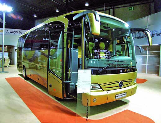 BUSZVILÁG CAMION TRUCK&BUS 2008/1 67 1 2 1. Az elmaradhatatlan S 41 DT emeletes 2. A középpontban az S 416 HDH állt, FCG biztonsági rendszerével.