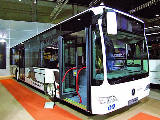 68 CAMION TRUCK&BUS 2008/1 BUSZVILÁG 1 2 1. Tourismo a korábbi Travego hûtôrácsával. Már nem annyira jellegzetes, mint elôdje 2. A távolsági vonaljáratos Integro.