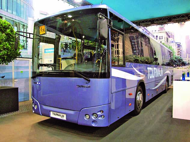 70 CAMION TRUCK&BUS 2008/1 BUSZVILÁG san szép, de ugyanakkor nagyon drága két visszapillantó konzol, és cserélôdött le a Lion s Coach szolidabb egységére.