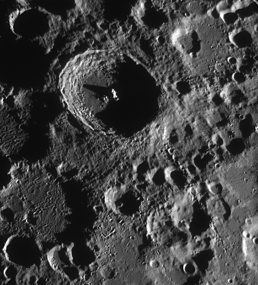 Hegyek, kráterfalak magassága Tycho fal: 4850 m központi csúcs: 1600 m A bolygók távolság: 1, CsE (10 perc) keringési idő: 4,7 nap 0,95 Föld rotáció: 43 nap (!