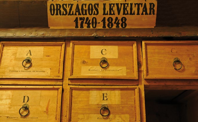 8 2.) A levéltár jellege és felépítése Intézményünk a Kalocsa-Kecskeméti Főegyházmegye történeti levéltára, mely a hatályos levéltári törvény értelmében, 1995 óta nyilvános magánlevéltárként működik.