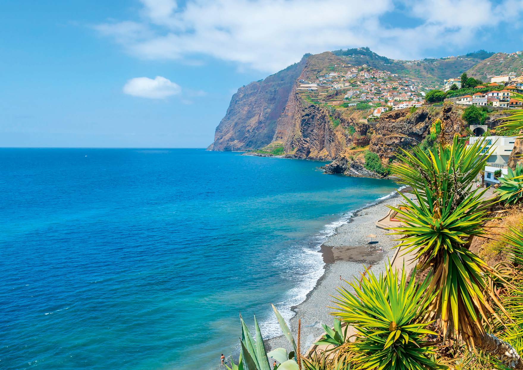Madeira Portugáliától körülbelül 900 kilométerre, a marokkói partoktól 600 kilométerre fekvő, mindössze 19 km széles és 56 km hosszú sziget csupán egy apró pont az óceánban, mégis a meglepetések