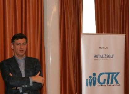 majd a diákokat is bevonva a beszélgetésbe ismertette a Gazdasági Minisztérium elképzeléseit a romániai gazdasági környezet fejlesztéséről és a fiatal vállalkozók hazai érvényesülésének