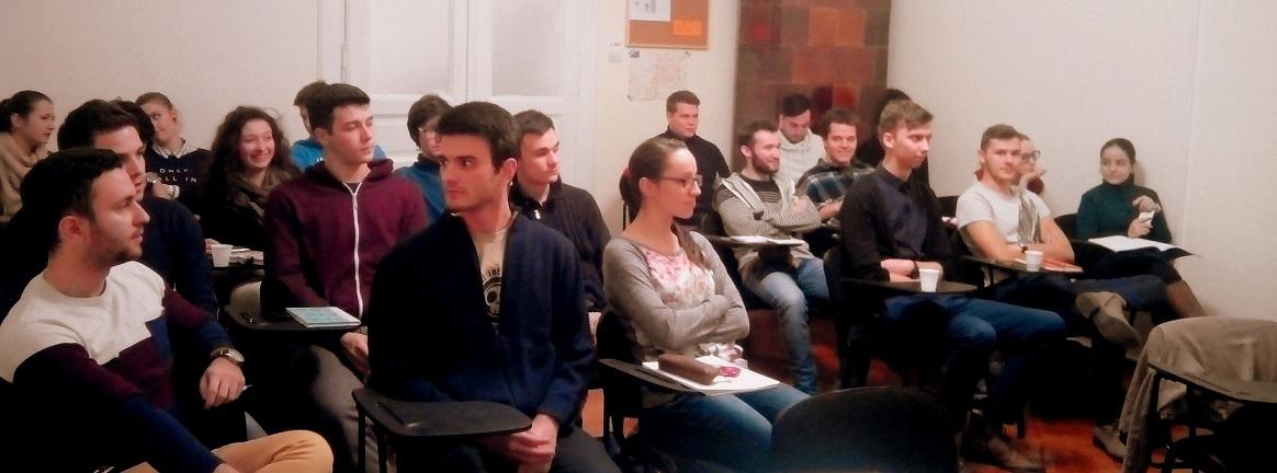 Egyéni készségeket fejlesztő kommunikációs képzéssorozatot szerveztek a GTKirodában (2015. november december) Ebben a félévben is megszerveztük az öt modulból álló kommunikációs képzéssorozatot.