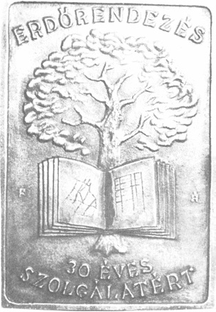 M É M - E R S Z 67 2-603 Törzsgárda plakett (30 éves) E: Kiemelkedő kereten belül középen idős lombos fa, törzsén üzemtervet szimbolizáló nyitott könyv.