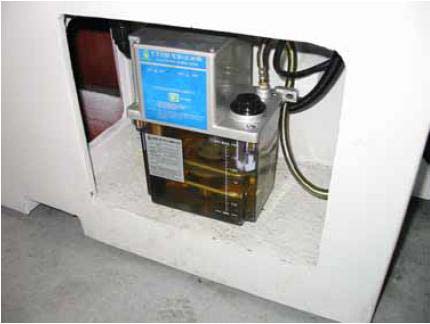 3.5.1. Kenőszivattyú Tartály térfogat: 2,1 liter Hasznos térfogat: 1,7 liter Motor: 230 V Szabályok Az olaj mennyisége általános használat esetén csökken Ellenőrizze a motor működését. 1. Olaj utántöltésekor a MAX jelzésig egészítse ki a készletet.