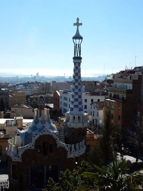 A hatodik és egyben sajnos utolsó napunkon ismét Barcelonában voltunk. Reggel meglátogattuk a Güell parkot, ahol ismét Gaudí építészetének a varázsa alá kerültünk.