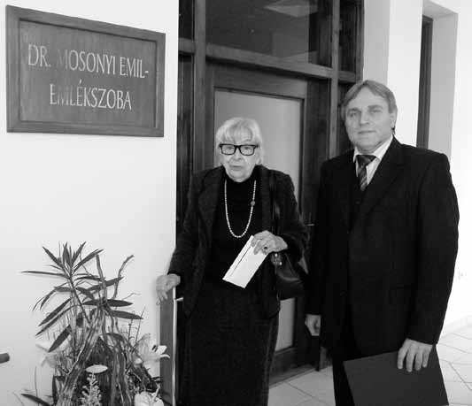 Dr. Mosonyi Emil-emlékszoba- és -dombormű-avató Dr. Mosonyi Emil özvegye, Hedvig Asszony és Bak Sándor igazgató az emlékszoba előtt Folytatás a 3.