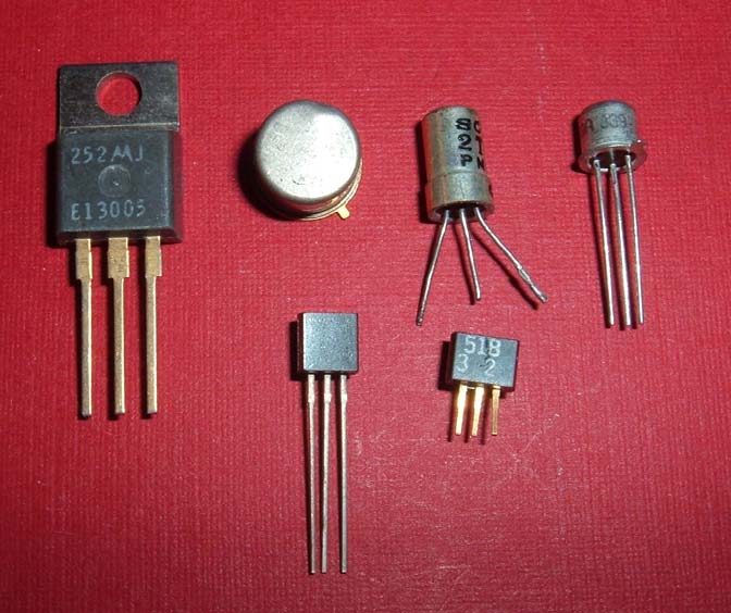 Vákuumdióda, trióda (1904-1906), tranzisztor (1947), nyomtatott (1940-es évek) és integrált (1960-as évek) áramkörök