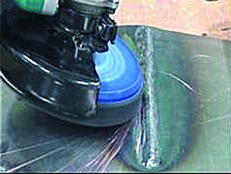 Tisztítótárcsák Speciális szerszámok tisztítási munkálatokra Szemcse Ragasztó és szilícium-karbid, mely lehetővé teszi, a felület gyors tisztítását.