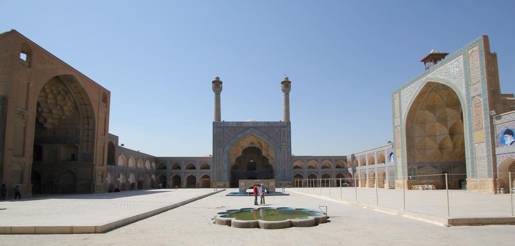 AZ ISZFAHÁNI NAGYMECSET (Péntek-mecset) / مسجد جامع اصفهان Masjid-e-Jāmeh Esfahan A: északi kupolás csarnok (1088) / B: északi ejván (1121) / C: Öldzsejtü