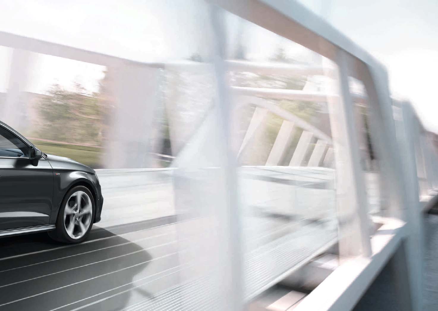 10 11 Az új Audi A3 Sportback dinamikus tetőíve szintén sportos karakterét hangsúlyozza, az autó hátuljának erőteljes megjelenése pedig minden könnyedsége ellenére is magabiztos fellépést biztosít.