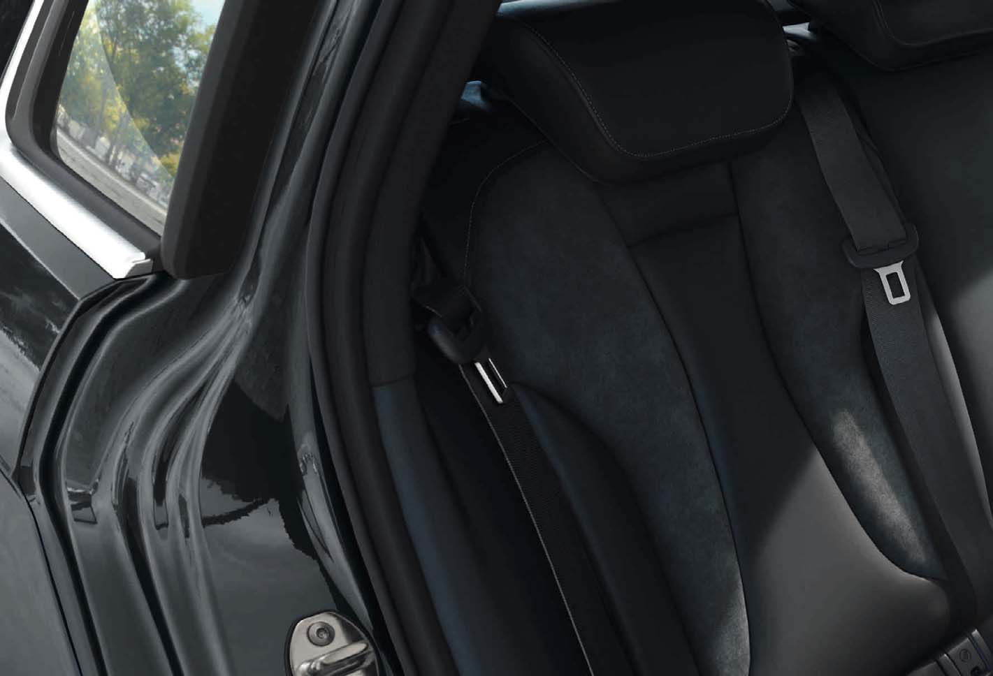 Audi A3/S3 > Különlegességek > Audi utastér Hátul kényelmes ülések és bőséges térkínálat fogad. A hátsó ülés 40 : 60, míg extrafelszerelésként kínált változata 40 : 20 : 40¹ arányban is osztható.