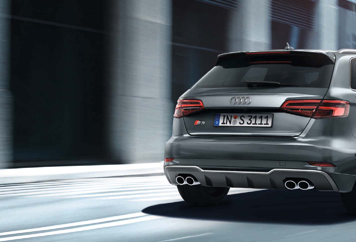 Audi S3 Az impozáns hátsó diffúzorelem és az S-specifikus, kettős vezetésű kipufogórendszer, a jobb és bal oldalon két-két ovális végcsővel vizuálisan is mély benyomást keltő szélességgel ruházzák