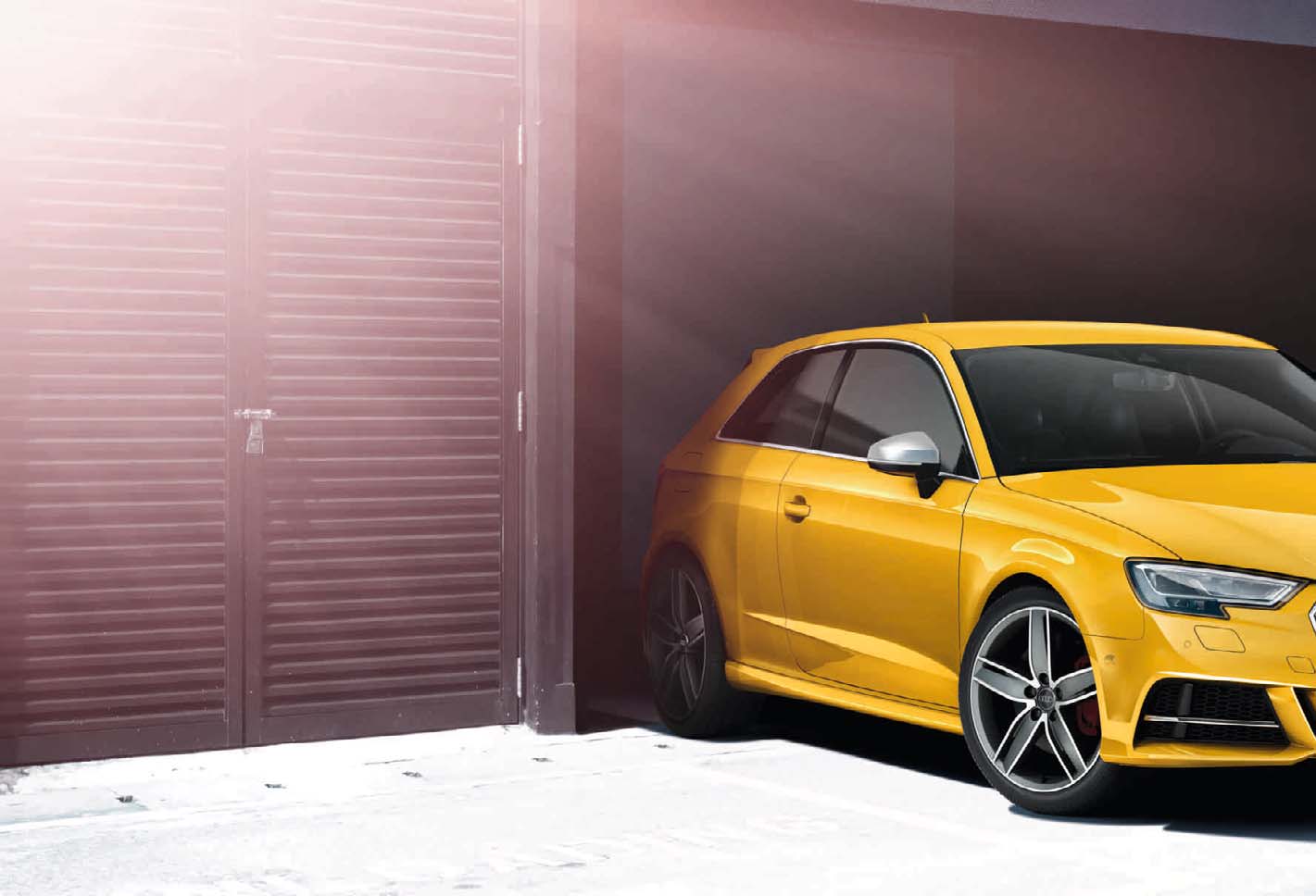 Audi S3 Atletikusabban az élen A szériafelszereltséget bővítő, LED-technikájú fényszórók, az S-dizájn szerinti szélső légbeömlő nyílások, illetve a 17 colos, belső szellőzésű tárcsafékek