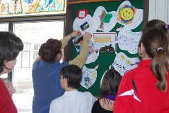 Nyolcadikosok /előzetes kutatómunka/ egészségtartalmú projektmunkáinak begyűjtése, kiállításuk megszervezése. Az egészségnevelési hét programjait szemléltető plakátok elkészítése.