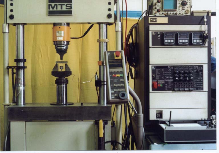 9. A törésmechanikai vizsgálatok kísérleti módszere A törésmechanikai vizsgálat elrendezési vázlata a 55. ábrán látható.