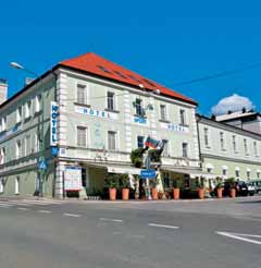 POSTOJNA SZLOVÉNIA HOTEL ŠPORT 3* Fekvése: 200 m-re Postojna központjától, 1 km-re a cseppkőbarlangtól Szobák: légkondicionálás, egyszerű, de modern berendezésűek, tv, internetcsatlakozási lehetőség,