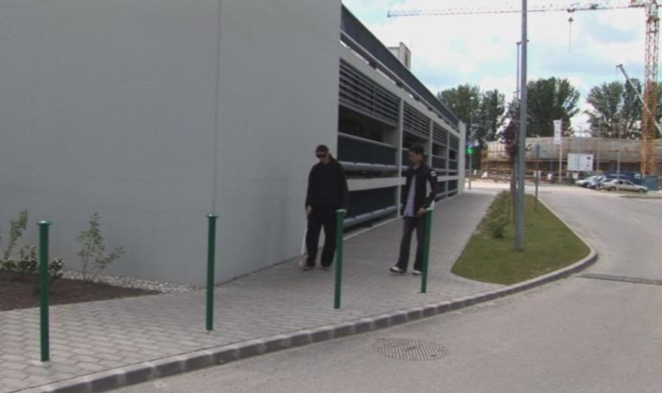 26. ábra Bekötött szemű sarok-lokalizációs vizsgálat a Széchenyi István Egyetem parkolóházánál [60] 27. ábrán a parkoló épület másik oldalán végrehajtott sarok-lokalizációs kísérlet látható.