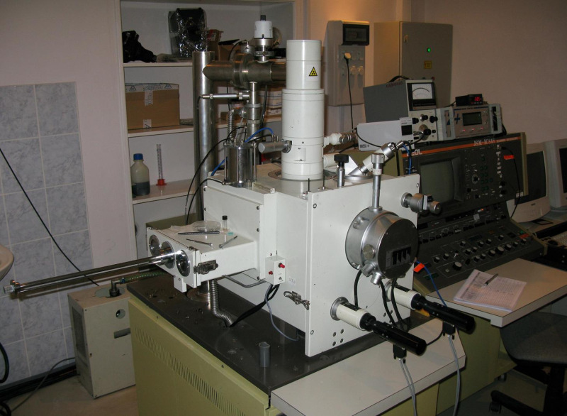 Az elektronsugaras litográfia (EBL) Pásztázó elektronmikroszkóp (SEM) a) Reziszt felvitele és