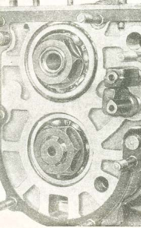 48. A B =2±0,04 mm ellenőrzési méretet megvizsgáljuk. A méréshez speciális ellenőrző készüléket használunk (141.