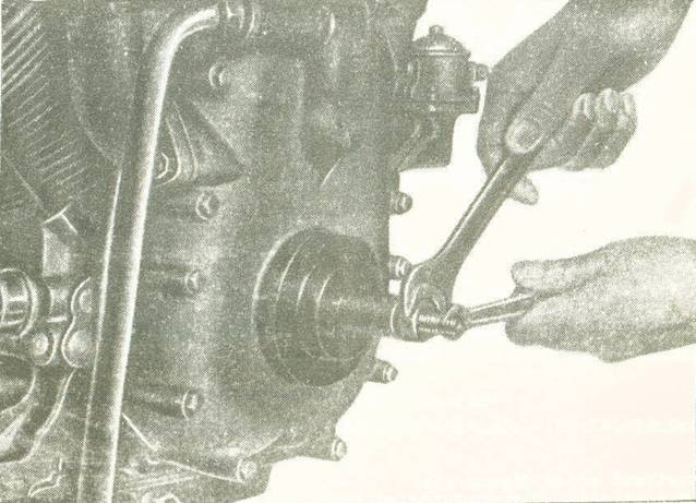 A vezérműkerék fedél ki- és beszerelése (a motor a gépkocsiból kiszerelve) Szerszámok és készülékek: nyomatékkulcs 24 és 32 mm-es fejjel lendkerék reteszelő dugókulcs 10, 12 és 14 mm csavarhúzó A