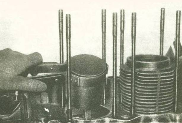 6. A dugattyúgyűrűket a célszerszám segítségével (56. ábra) felhúzzuk a dugattyúra.