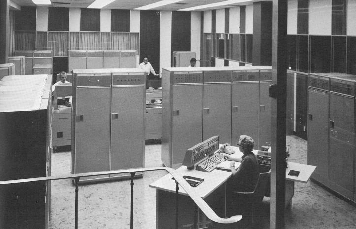 Banki rendszerek története 1960-es évek központosított adatfeldolgozás a fiókokból összegyűjtik a kézzel írt dokumentumokat a központban operátorok által,