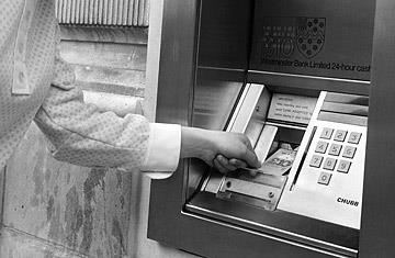 Banki rendszerek története 1980-es évek új termékek, új eszközök termék alapú bankolás, új banki termékek jelennek meg Hitelkártyák (credit card)
