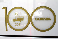 Buszvilág Camion Truck&Bus 2011/8 41 hetősen hangosan, zavaróan szűrődik be. A mérlegelésnél 13,35 tonnát mértünk, ettől volt könnyebb jármű is.