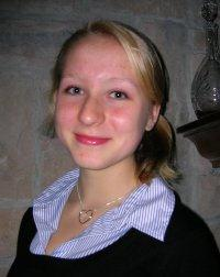 Pavlish Lavinia (Panni), hegedűművésznő, volt clevelandi lakos, jelenleg a híres Juilliard School of Music (NYC) tanulója, beragyogja a szinpadot tehetségével és a gyönyörű zenedarabokkal amelyeket