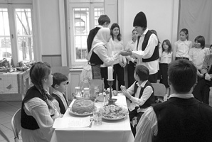 христос се роди Христос се роди христос се роди христос се роди христос се Већ по устаљеној традицији, дан пред одлазак на заслужени божићни одмор који овога пута траје од 23. децембра, па све до 9.