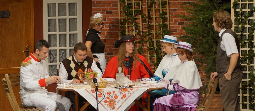 Brndn - Aldblyi - Szenes: Chrley nénje Chrley és brátj, Jc beleszerette szép Spittigue lányb, Kittybe ás Annie-b, iet pju féltéenyen őriz.