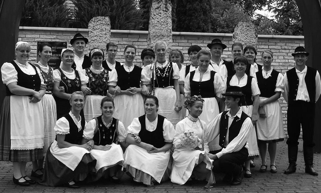 6 Pilíšan (Szentkereszti Hírmondó) Členovia Folklórneho súboru Pilíš a Spievajúca mládež slovenská z Mlynkov Vystúpili v Novom Budíne Na verejnom zasadnutí Slovenskej samosprávy XI.